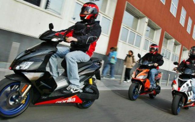 Assicurazione scooter: il conducente minorenne è responsabile per il passeggero